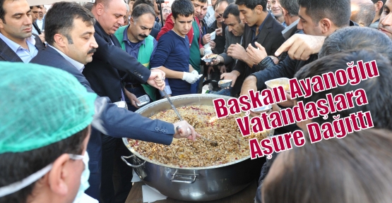 Başkan Ayanoğlu Vatandaşlara Aşure Dağıttı